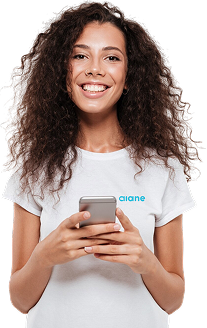 Mulher sorridente de cabelos cacheados segurando um celular, vestindo camiseta branca com a marca 'Aiane', representando a assistente virtual inteligente.